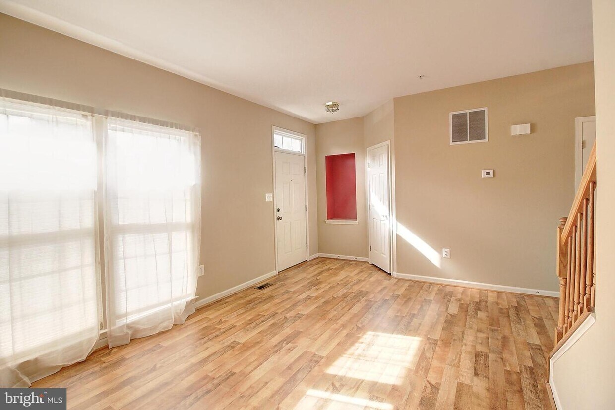 Foto principal - 6135 Newport Terrace