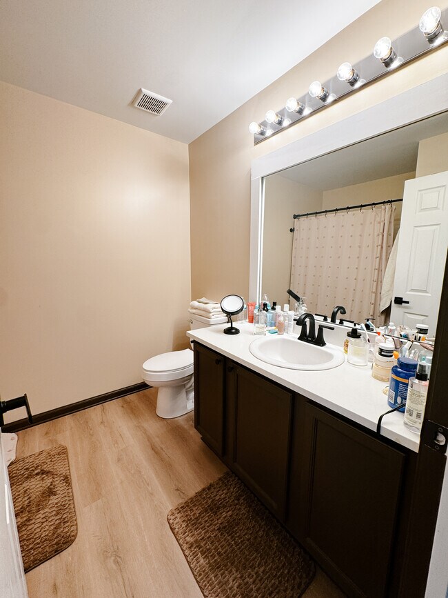 Foto del edificio - 215 Dillard Mill Dr