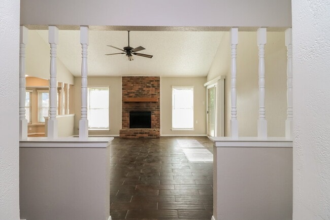 Foto del edificio - 5911 Woodsetter Ln
