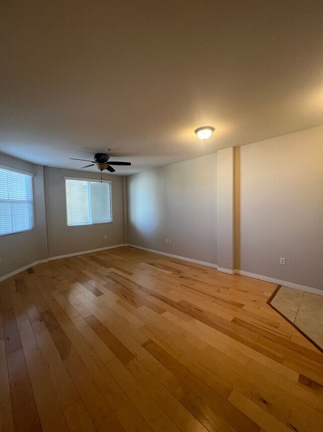 Building Photo - *** MOVE IN SPECIAL 1/2 OFF FIRST MONTH'S RENT *** 1 Bed Unit in Little Italy - Porto Siena - Par...
