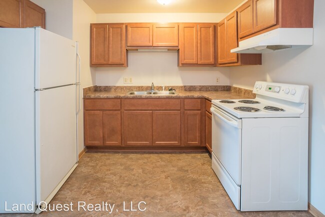 Building Photo - 2 br, 1 bath Apartment - 1851 Roosevelt Ave.