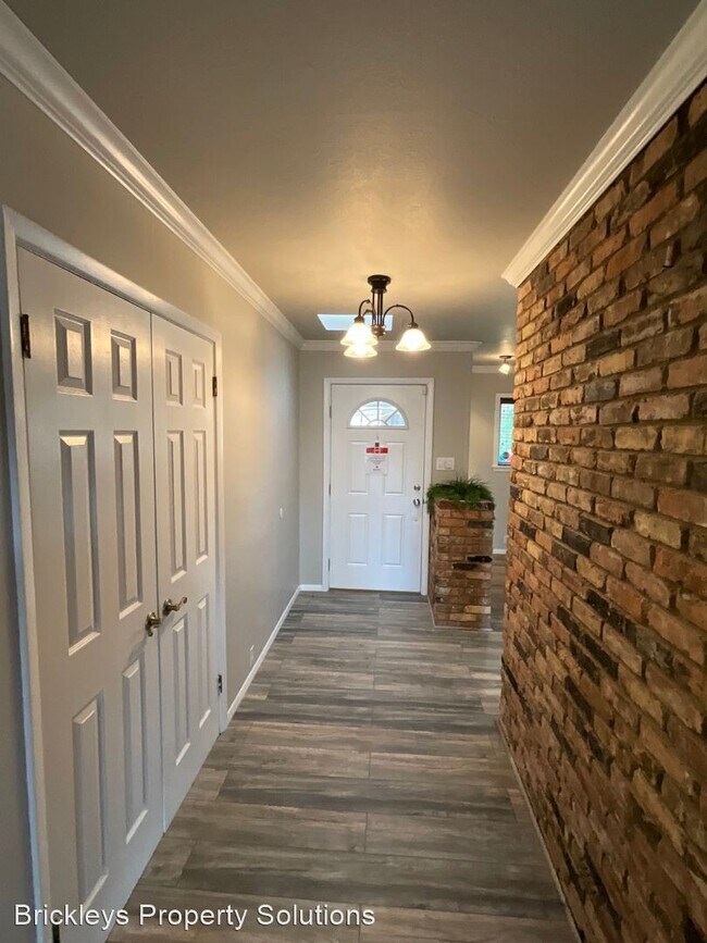 Building Photo - 5 br, 3 bath House - 3201 Lykes Dr NE