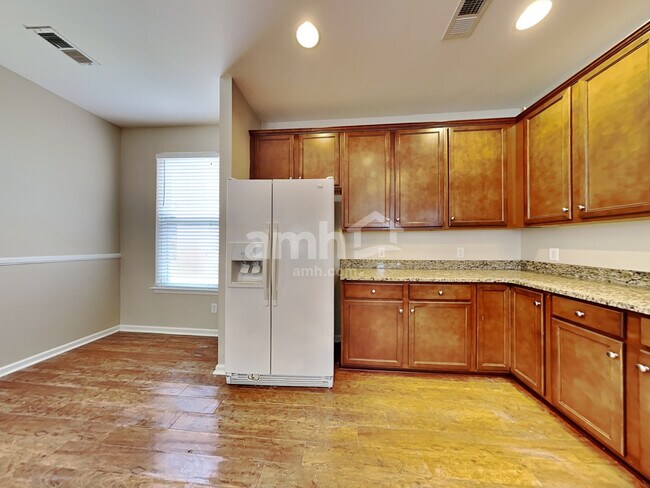 Foto del edificio - 195 Meadow Wood Rd