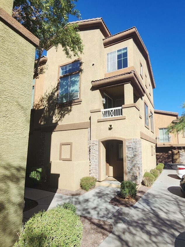 Lovely Parkside Townhome! Townhome Rentals in Phoenix AZ