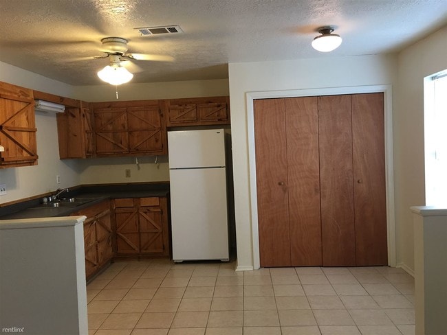 Building Photo - 2 br, 1 bath Duplex - 3702 Forestwood Dr A
