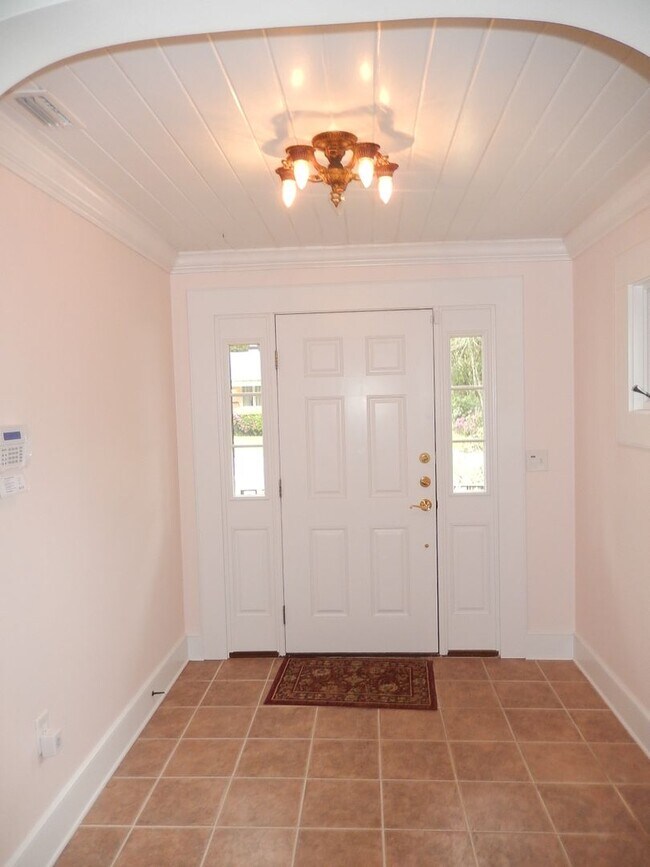 Building Photo - MIDTOWN Charmer! 3/2 w/ Wood Floors, Huge ...