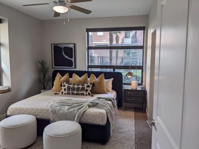 Building Photo - 1300 E Riverside Dr