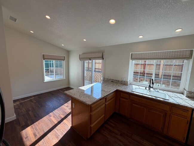 Foto del edificio - 4374 Woodmere Rd