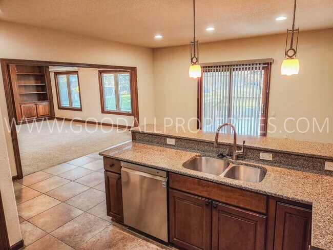 Foto del edificio - Sublease through March 31st, 2025  4 Bedro...