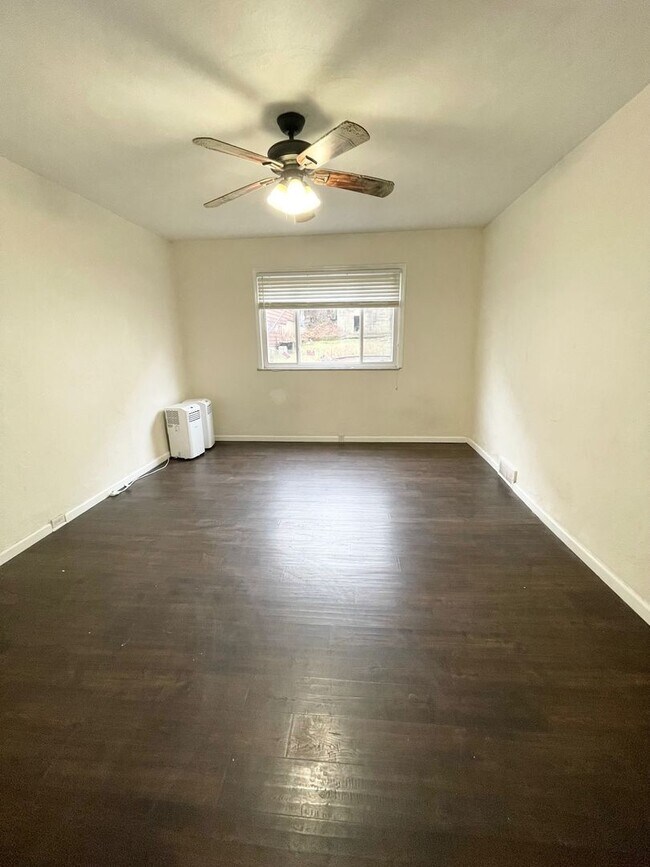 Foto del edificio - Flexible Move in Dates!- Updated 3 or 4 Be...