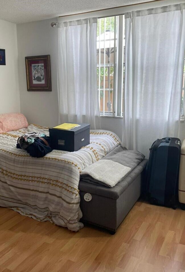 Building Photo - Doral Gardens 4240