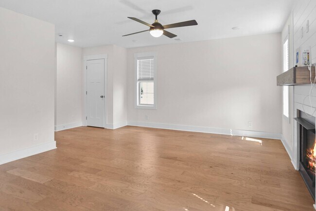 Foto del edificio - Pet Friendly Three Bedroom with Bonus!