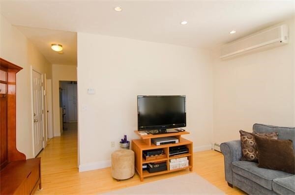 Building Photo - 154 Boylston St