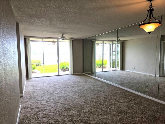 Foto del edificio - 5801 Bahia Del Mar Cir N