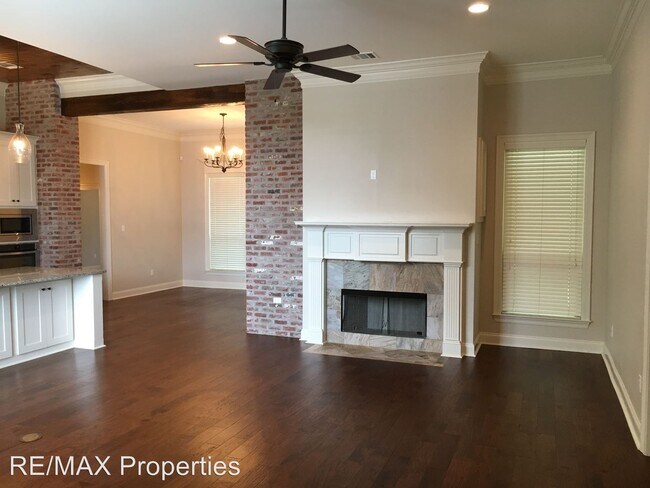 Building Photo - 3 br, 2.5 bath House - 16403 Parker Place