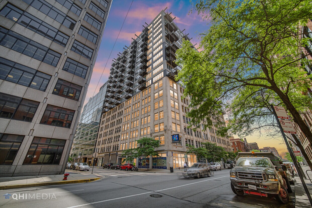 Primary Photo - 565 W Quincy St