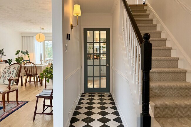 Building Photo - 740 Clarkson Rd S