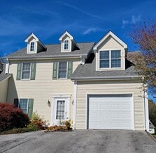 Building Photo - 817 Barclay Dr