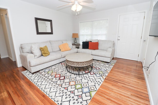 Foto del edificio - 1904 Karen Ln