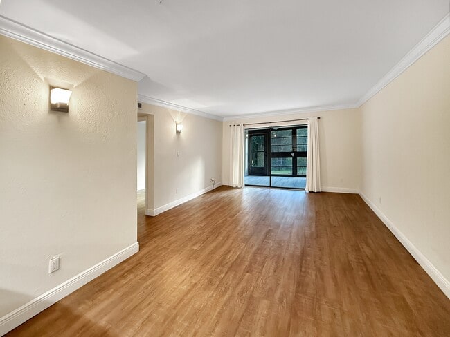 Foto del edificio - 6110 Whiskey Creek Dr