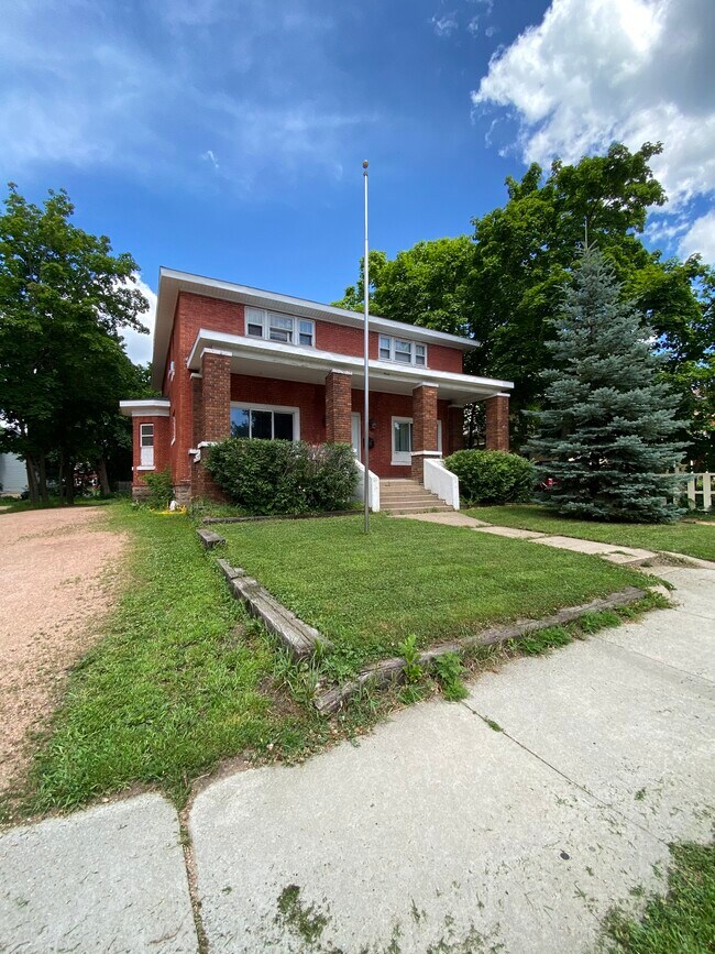 Building Photo - 1632 Main St