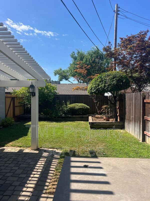 Building Photo - 5536 D St