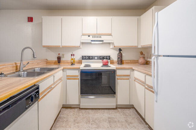 2BR, 2BA - 874SF - Kitchen - Treehouse Village