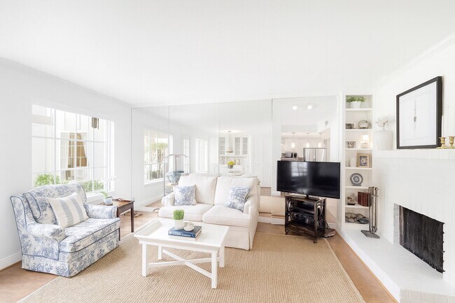 Foto del edificio - 8944 Chatsworth Dr