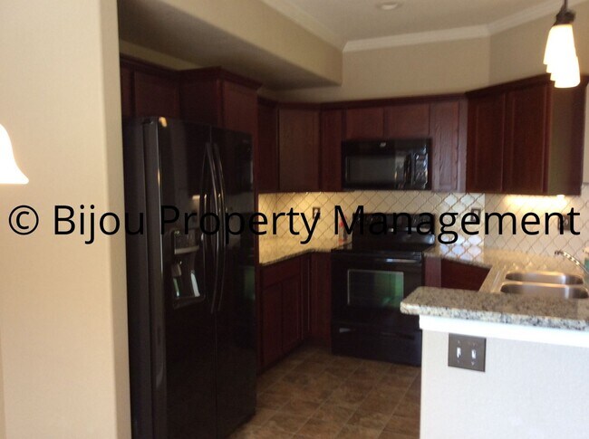 Foto del edificio - 304 Bear Creek Rd