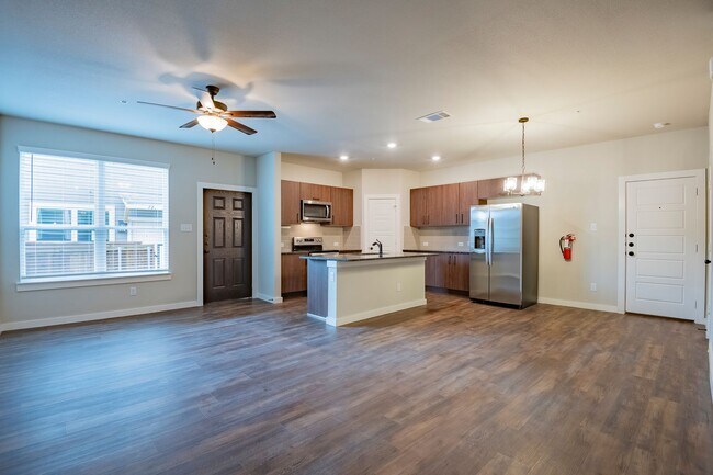 Foto del edificio - AVAILABLE NOW! GORGEOUS 2 BEDROOM FOUR PLE...
