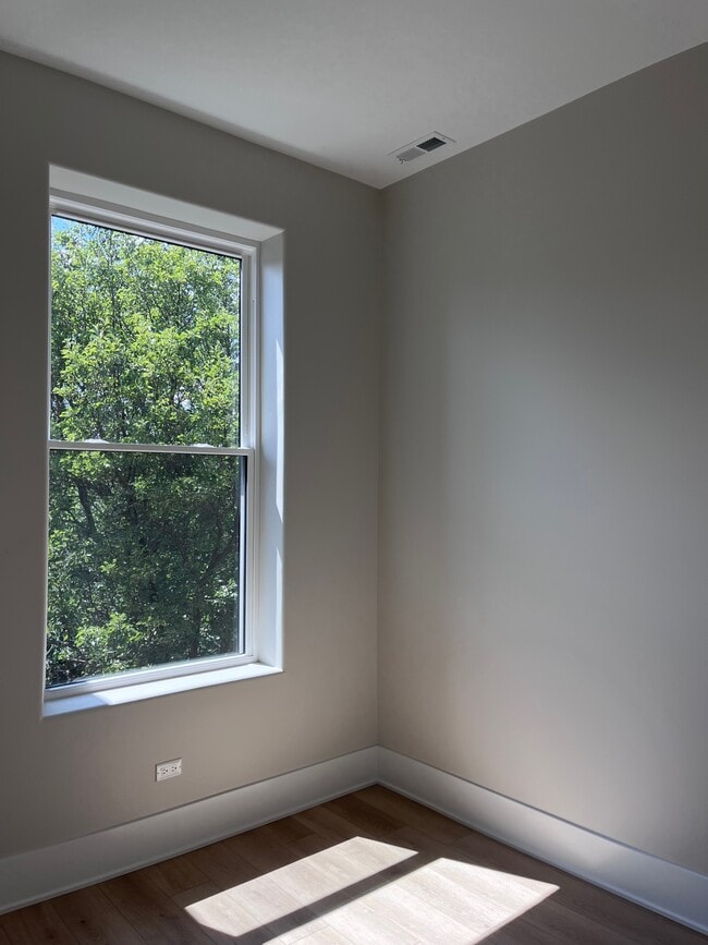 Building Photo - 1408 W Cuyler Ave