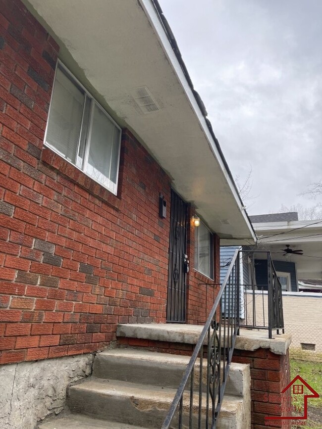 Building Photo - 2318 N Chamberlain Ave