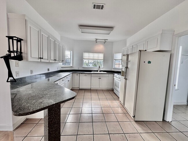 Building Photo - Custom 3B/3B plus bonus rooms steps from t...