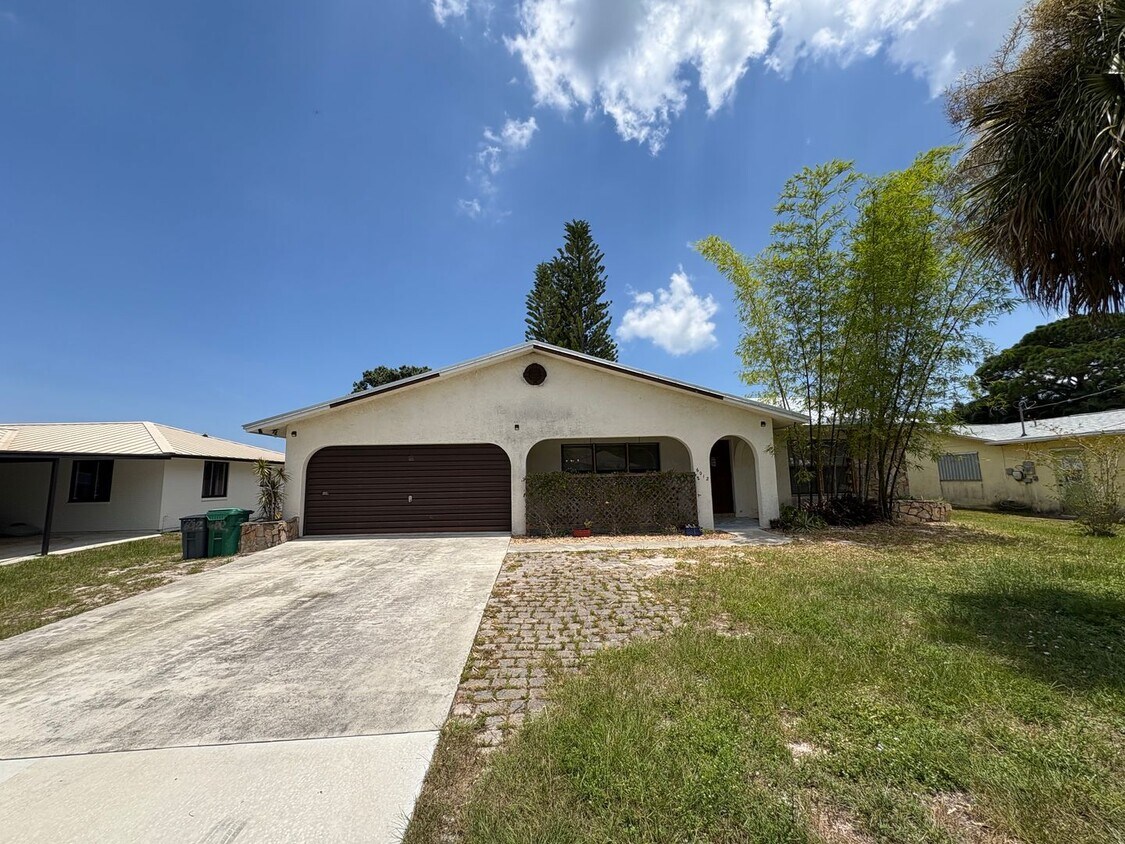 2/2 home with fenced backyard in Ft Pierce - 2/2 home with fenced backyard in Ft Pierce