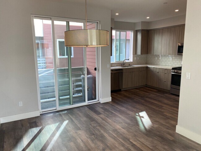 Building Photo - Gorgeous Like-New 3 Bedroom 2.5 Bath Townh...