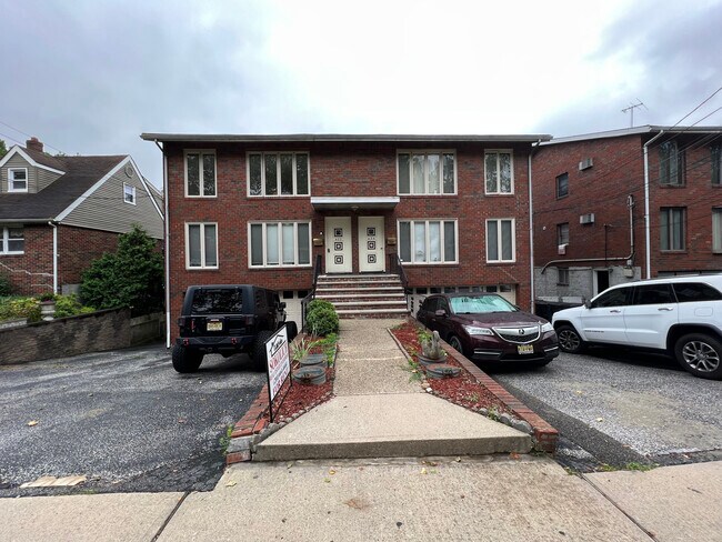 Building Photo - 422 Plateau Ave