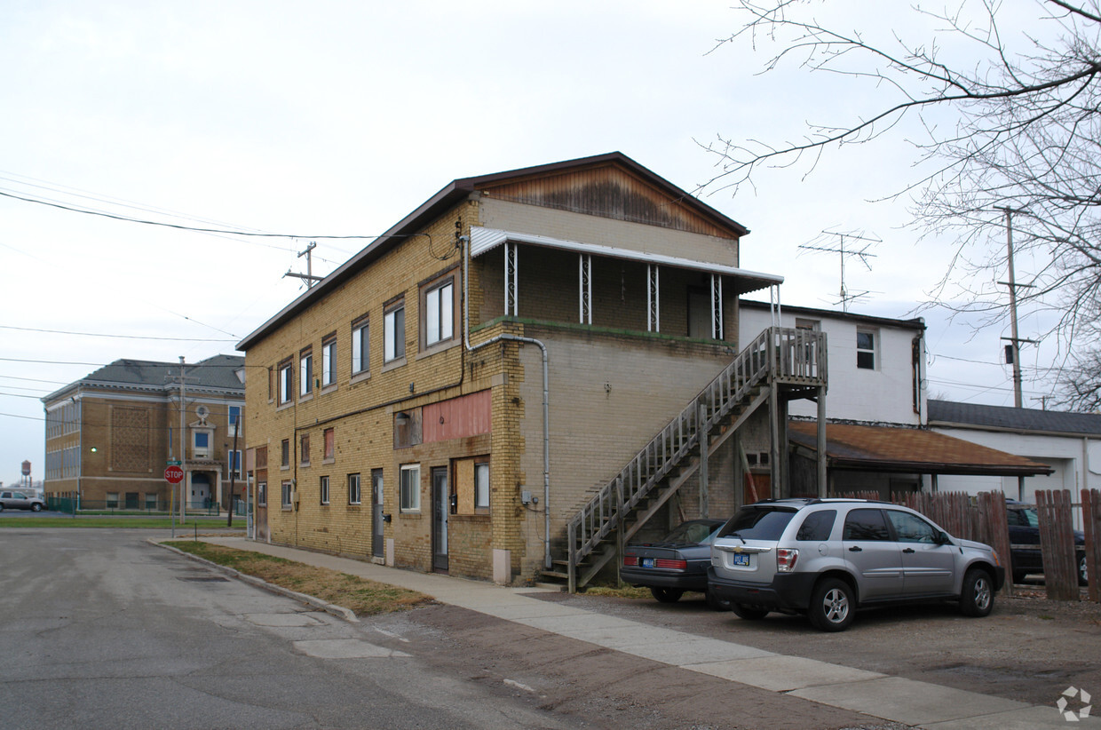 Building Photo - 2921 S Saginaw St