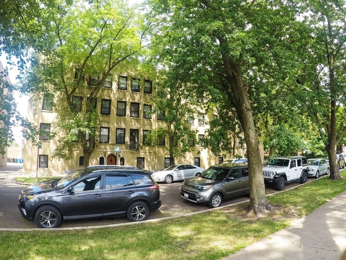 Primary Photo - 2634 W Glenlake Ave