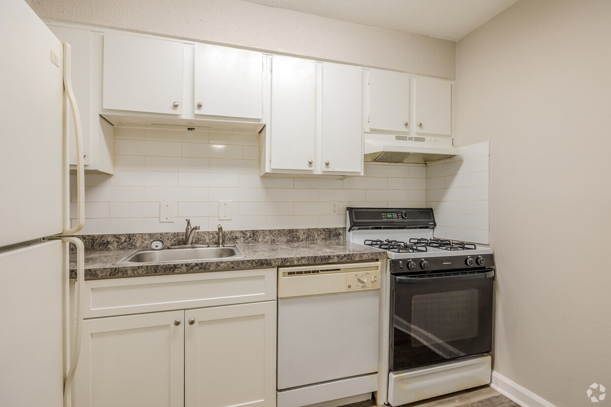 Primary Photo - Royal Manor Apartments