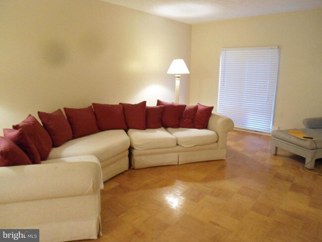 Building Photo - 11154 Oak Leaf Dr