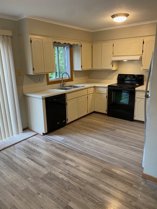 Foto del edificio - 8913 Forestview Ln N