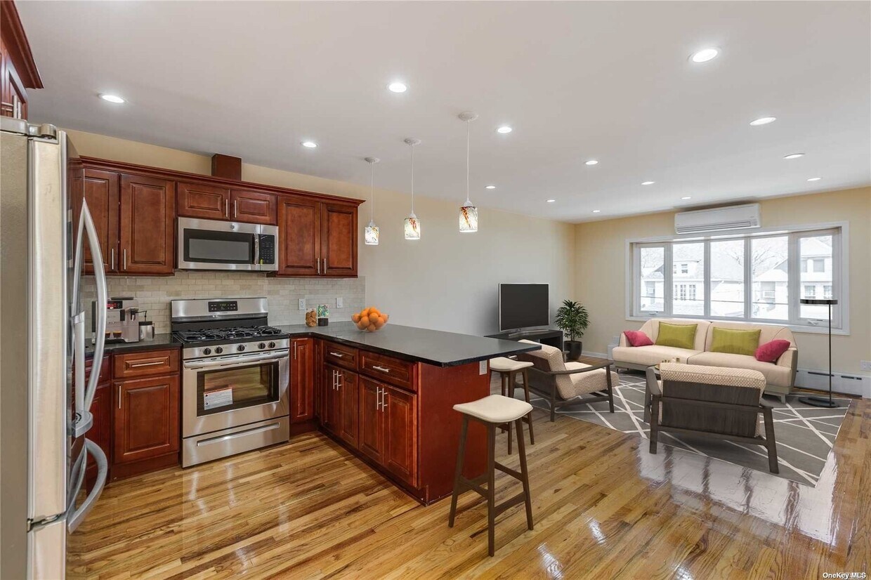 Foto principal - 70-14 Olcott St
