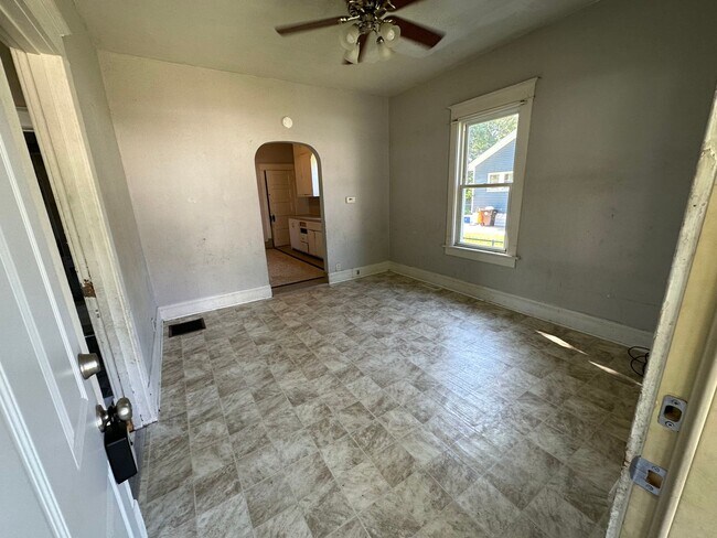 Building Photo - Welcome to this charming 3-bedroom, 1-bath...
