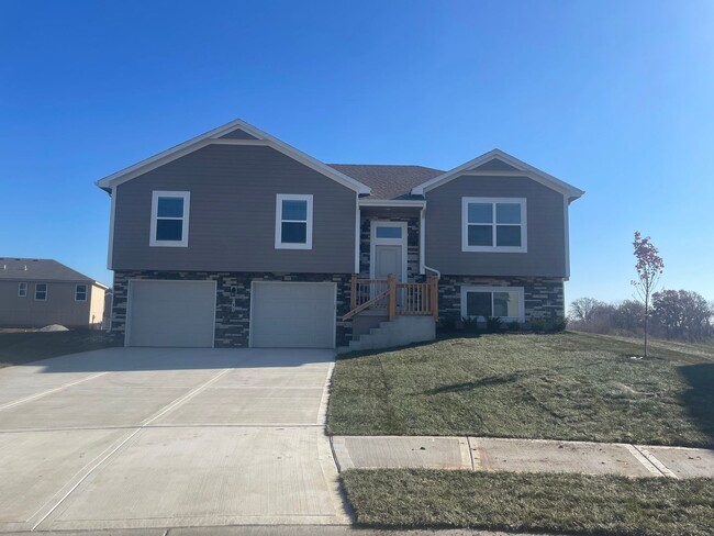 Building Photo - New 4 bedroom 3 bath home in Belton, MO