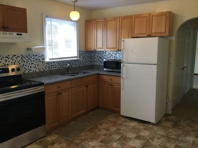 Building Photo - 801 Pecks Dr