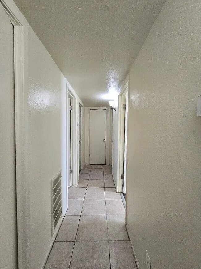 Foto del edificio - 2553 S Holloway Ave