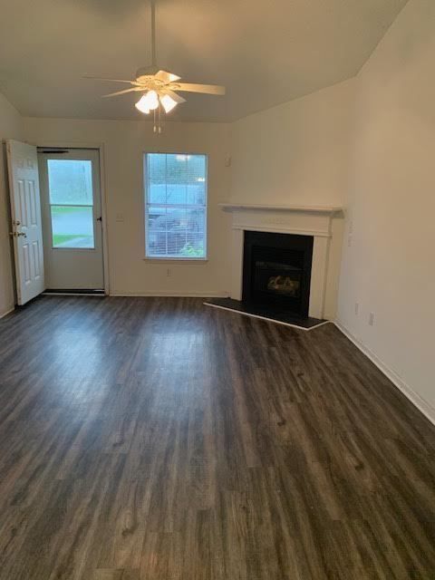 Foto del edificio - 2704 Bluff View Dr