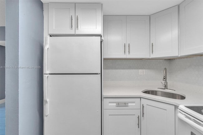 Building Photo - 101 SE 6th Ave