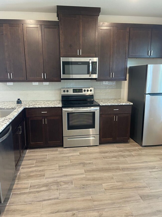 Foto del edificio - GORGEOUS 3 BEDROOM 2.5 BATH DUPLEX LOCATED...