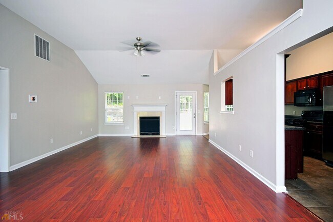 Building Photo - 2210 Mina Ln Dr NE